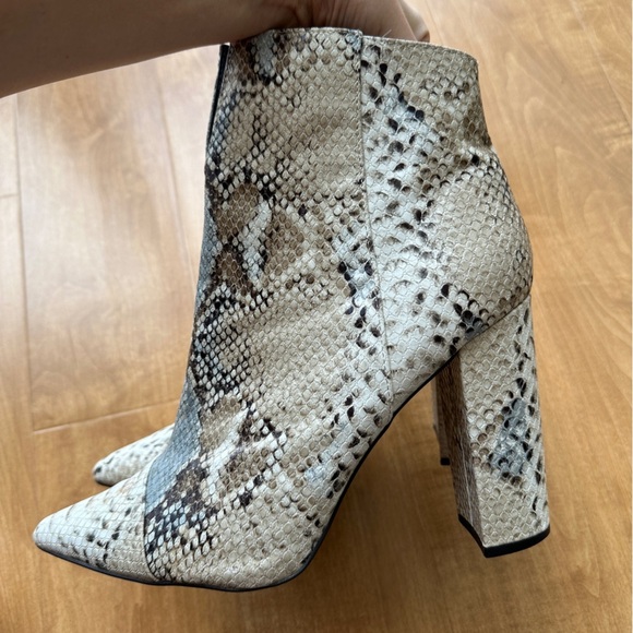 Qupid Snakeskin Heeled Pointed Toe Ankle Booties, Size 10 - Picture 14 of 14